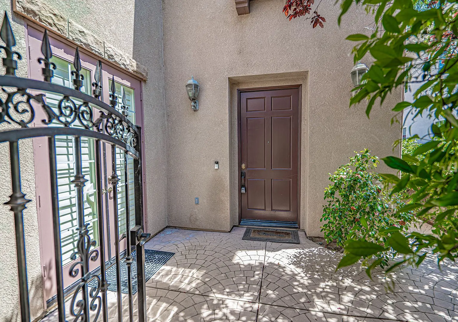 Coming Soon! Luxurious 5-Bedroom Home With Lake Views & Solar In Valencia's Bridgeport Community! — Photo 2