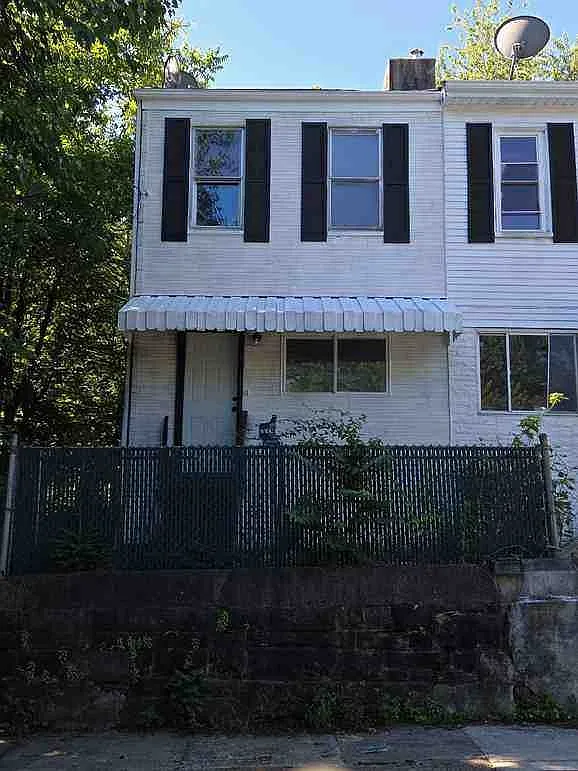 3 bed, 924 sqft, $1,800 — Photo 1