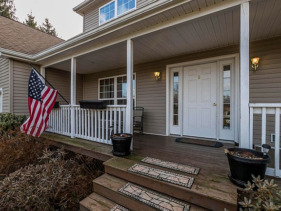 3rd image of 36 Chapman Cir