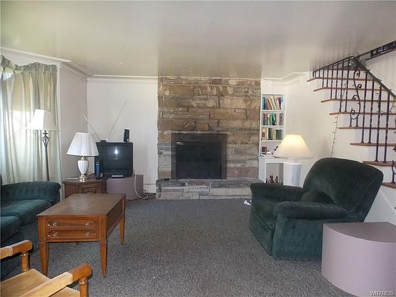 4th image of 221 Springville Ave