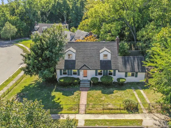 34 Lew Place, East Norwich, NY 11732