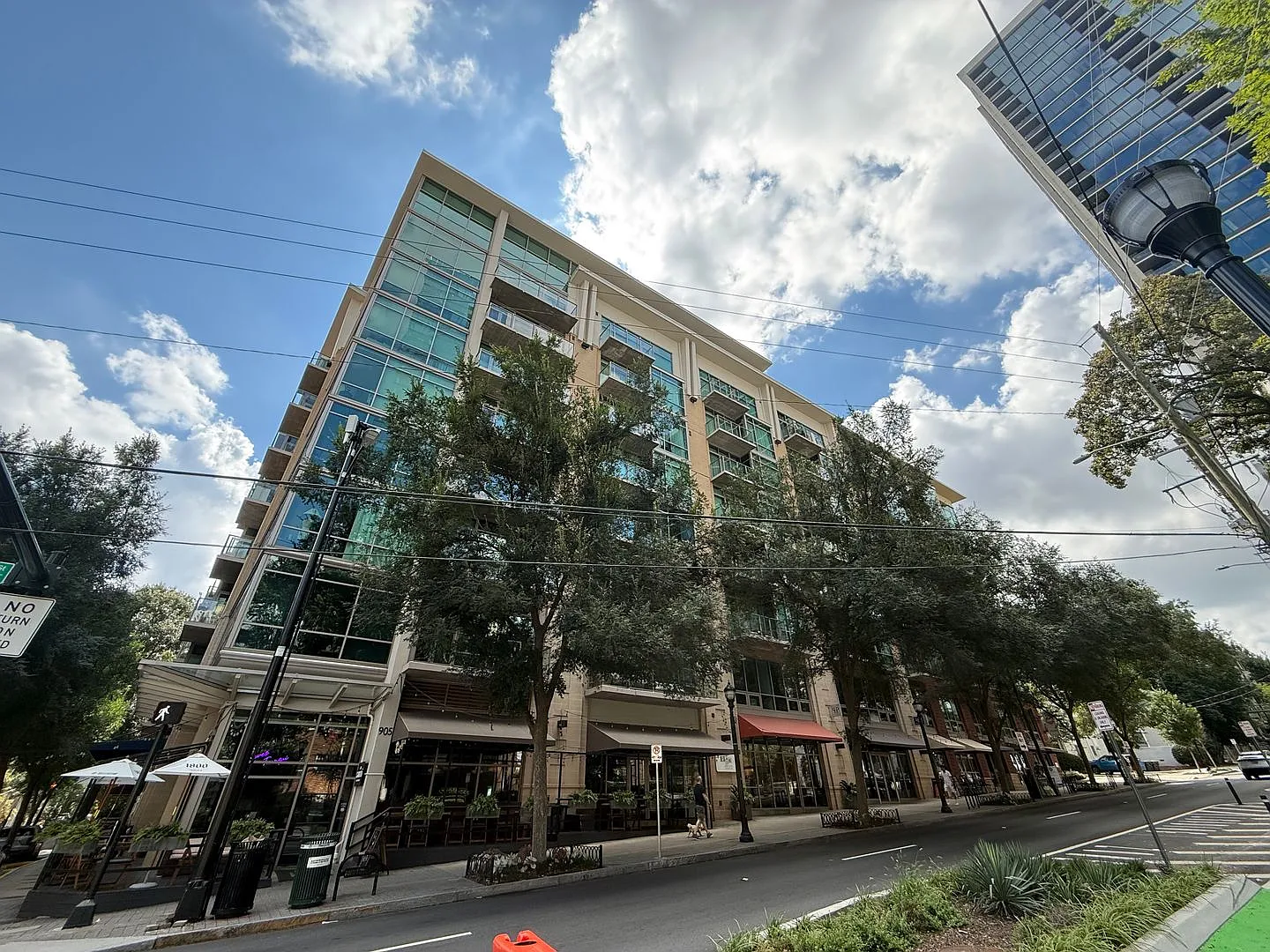 Luxury Midtown 1 Bedroom Condo, Polished Concrete Floors, City Views! — Photo 2