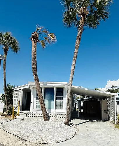 4851 W Gandy Blvd Photo 1