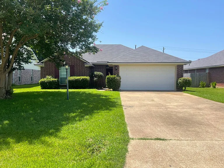 2922 Le Oaks Dr — Photo 1