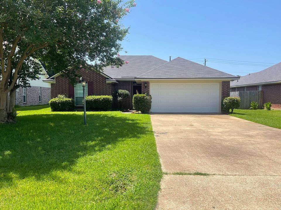 1st image of 2922 Le Oaks Dr