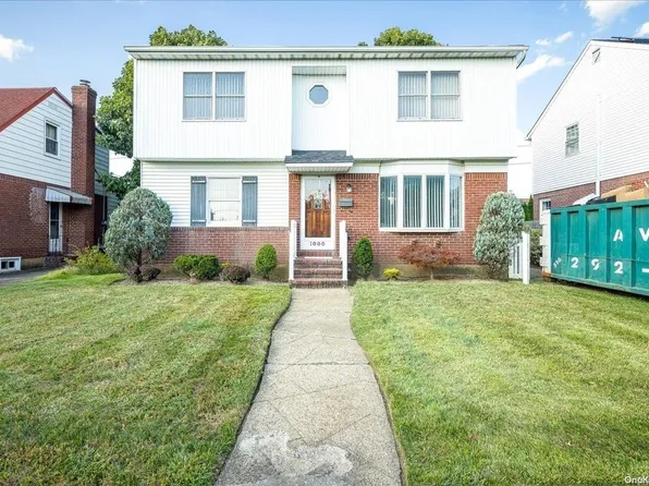 1000 Oaks Drive, Franklin Square, NY 11010