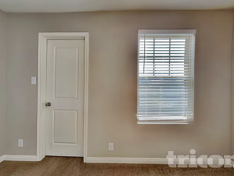4945 Hallies Gdn — Photo 10