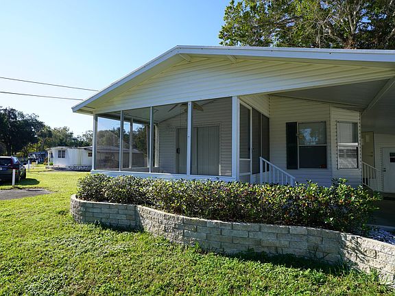 3rd image of 826 E Colonial Cir