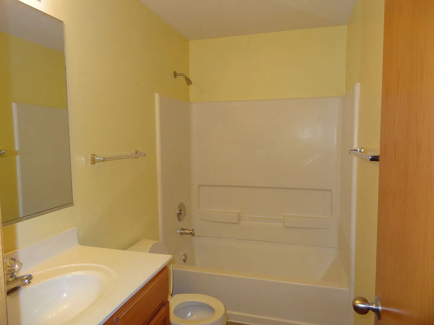 3 Bedroom, 1.1 Bath Townhome In Bristol Bay (A Clubhouse Community) — Photo 4