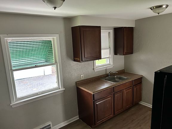 2nd image of 5206 Henry St