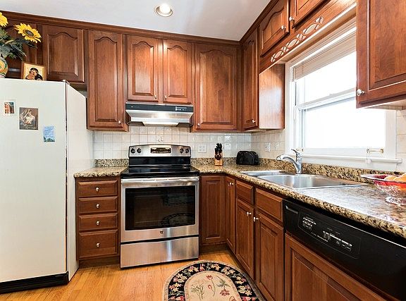 5th image of 8452 Lockwood Ave