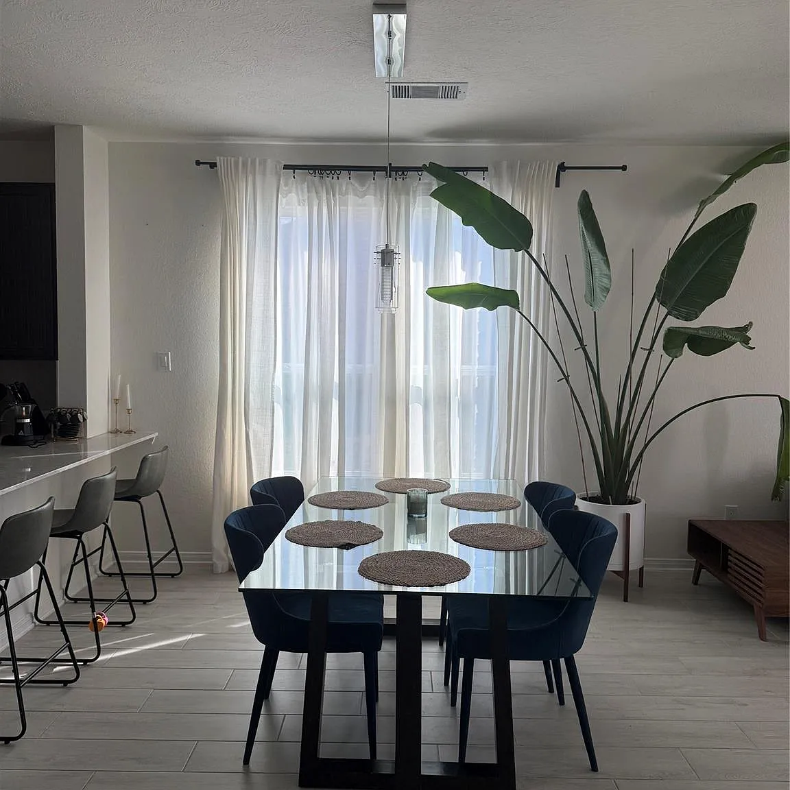 3 bed, 2.0 bath, 1948 sqft, $2,950 — Photo 3