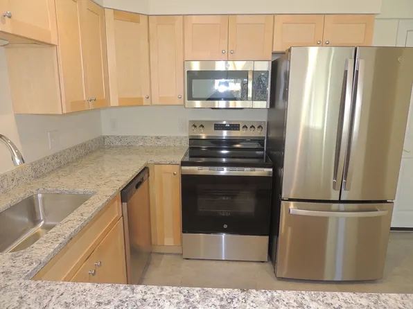 28 Green Leaves Dr #822, Amherst, MA 01002