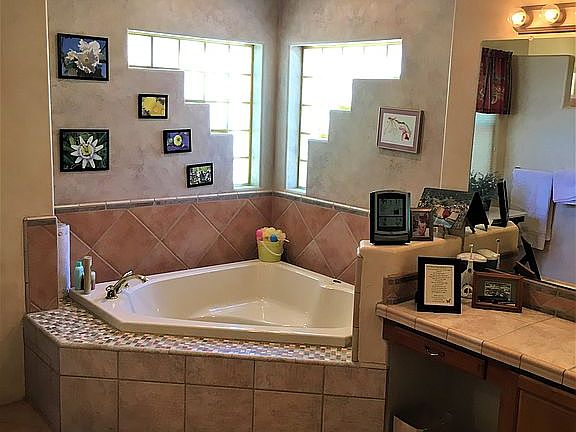 Jacuzzi tub, Master.