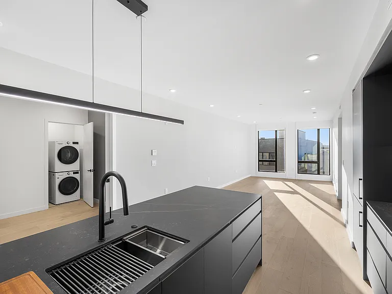 UNIT X08 - 820 SF
ONE BEDROOM + DEN