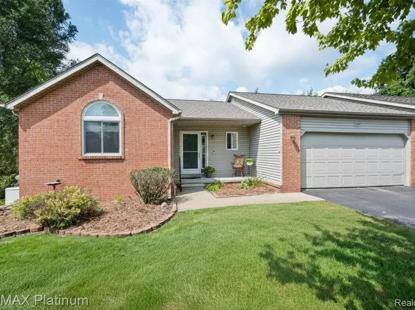 1277 Crystal Pointe Cir, Fenton, MI 48430