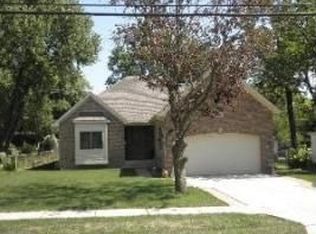 33 S Williams St, Westmont, IL 60559