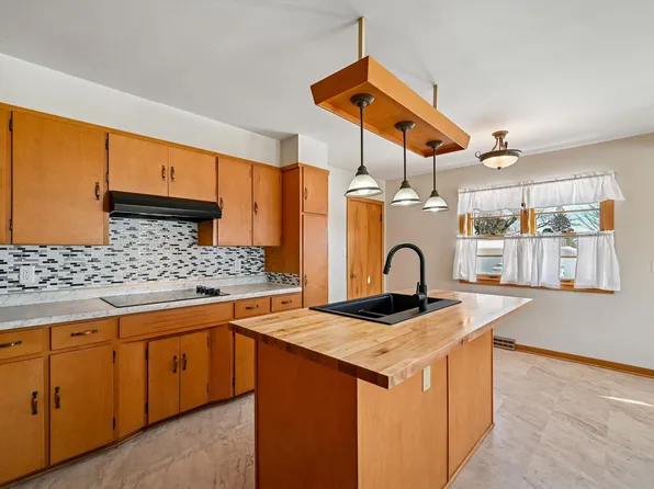 1300 4th Ave SW, Waverly, IA 50677