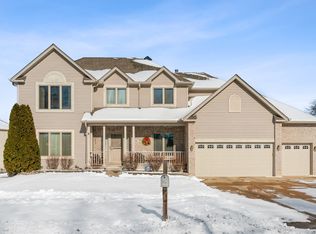 300 Mensching Rd, Roselle, IL 60172