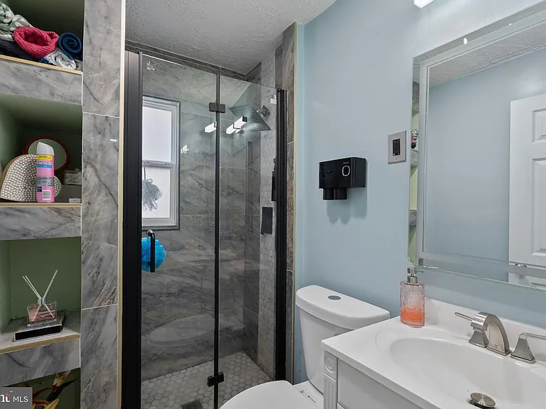 121 N Huron Dr — Photo 3