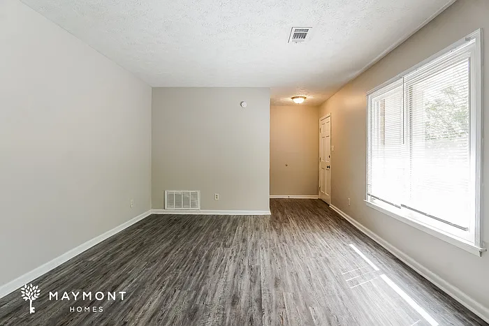 705 Waverly Ln — Photo 5
