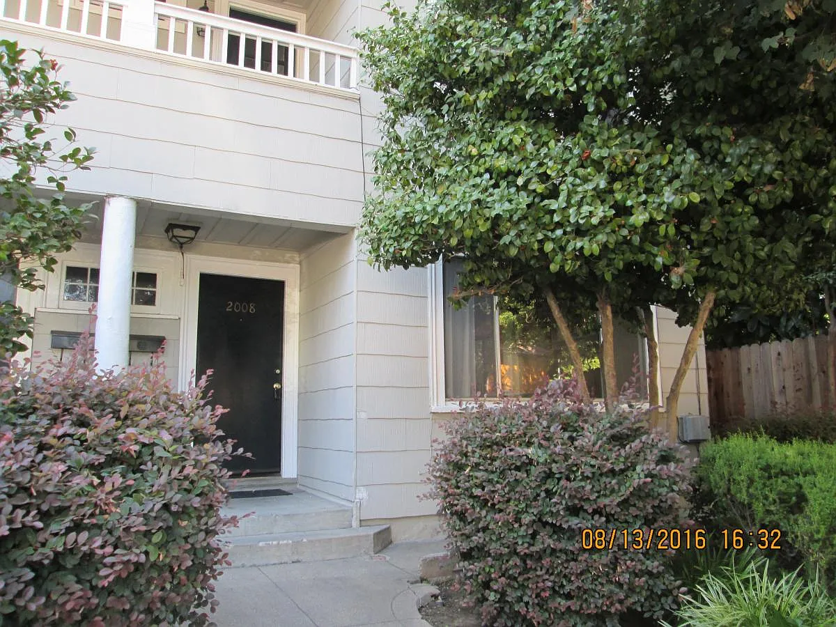 2 bed, 950 sqft, $2,050 — Photo 2