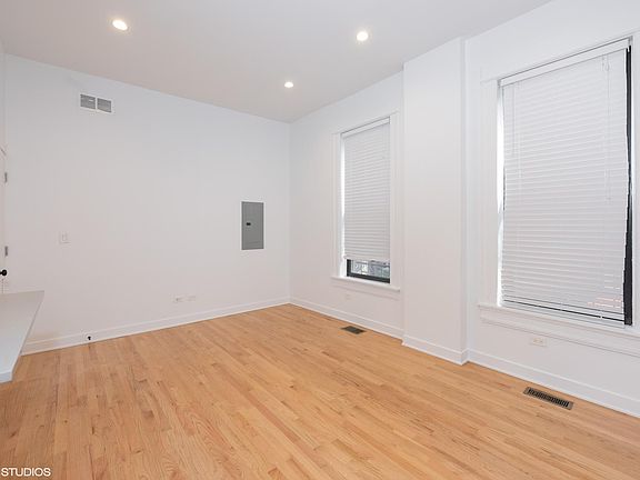 2nd image of 917 W Armitage Ave #1R