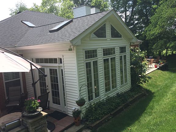 5th image of 810 W Maple St