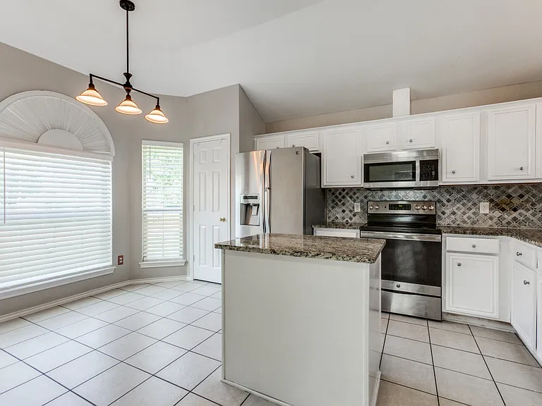 704 Fleming Dr — Photo 5
