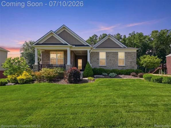 30243 Macintosh Ln, New Hudson, MI 48165