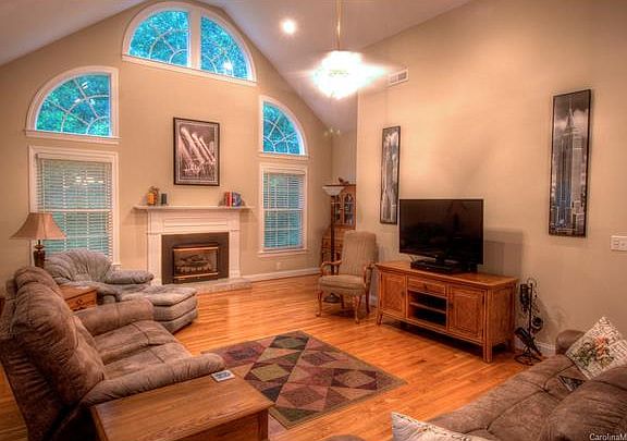 4th image of 123 Woodland St