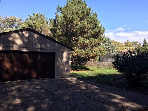 3rd image of 2010 Woodlane Dr