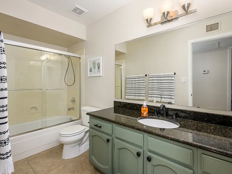 E Winchcomb Dr — Photo 2