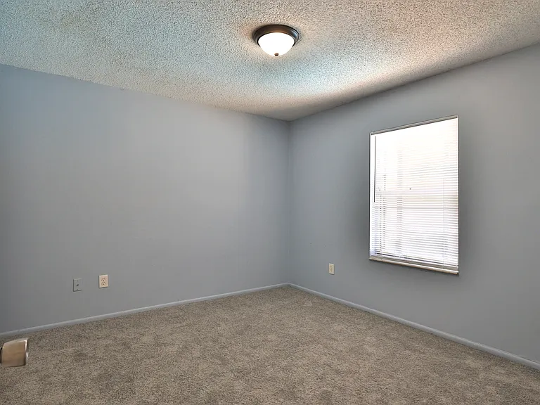 1404 Dexter Dr N — Photo 18