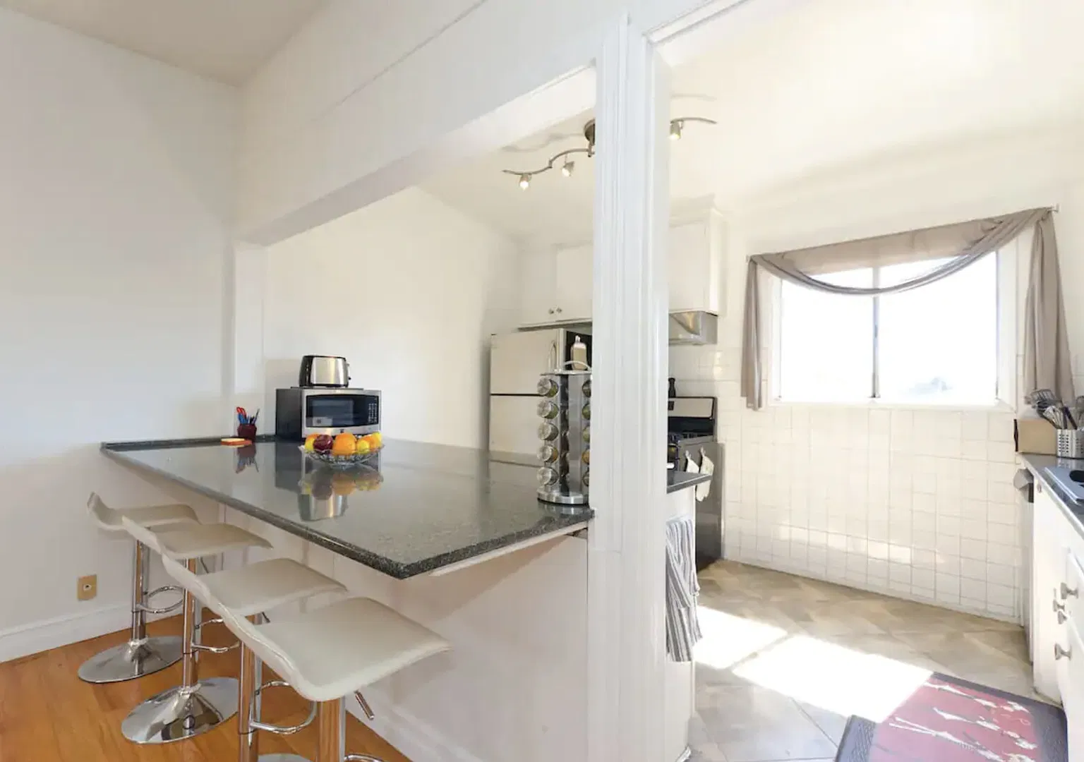 Sleek, Modern 2-bed/2-bath Oasis in WeHo with Parking — Photo 4