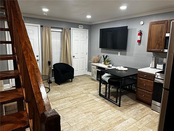 4th image of 277 Chatsworth St