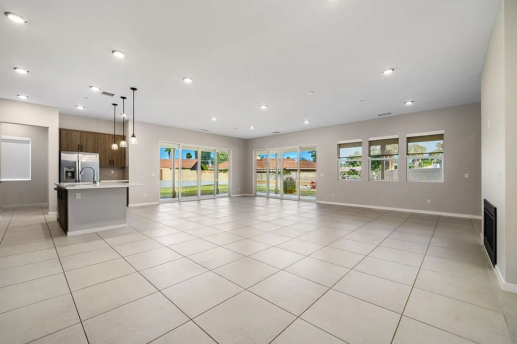 4 bed, 2467 sqft, $4,450 — Photo 4