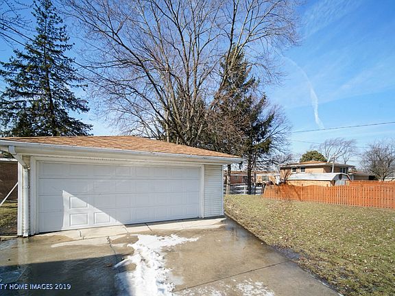 3rd image of 16620 Parkside Ave