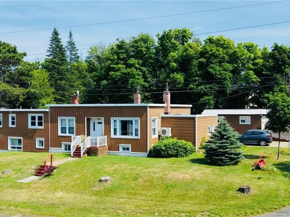 14 Stanley St, Campbellton, NB E3N 1G6