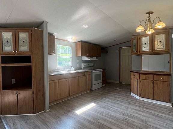 3rd image of 219 Tall Pines Ln