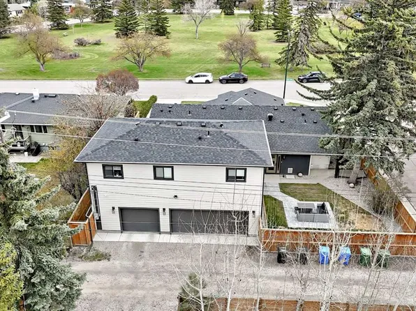 19 E Mackay Dr SW, Calgary, AB T2V 2A3