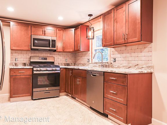 5th image of 32 Maryland St
