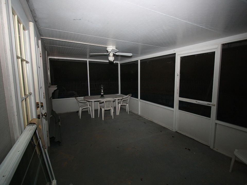 covered screened in patio