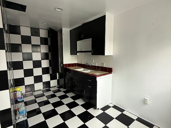 3rd image of 6920 Fishburn Ave #B