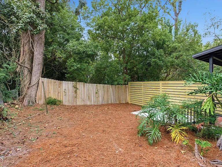 421 E Jennings St — Photo 34