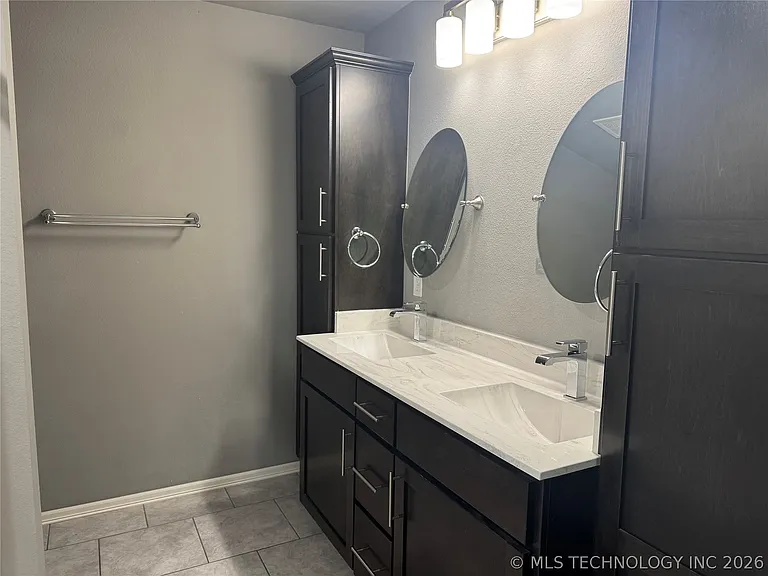 7413 S Hemlock Ave — Photo 22