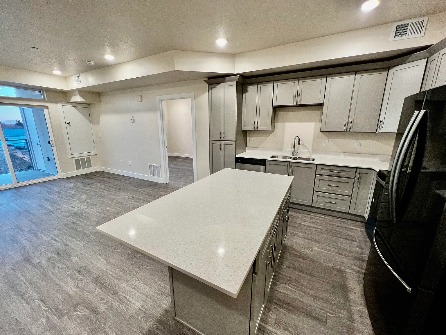 2 bed, 860 sqft, $1,590 — Photo 3