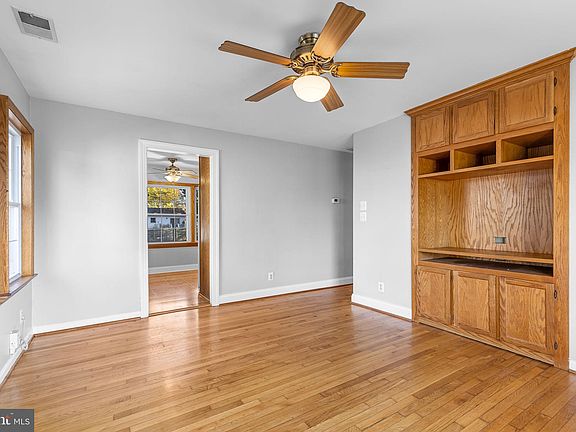 4th image of 302 Hamilton St