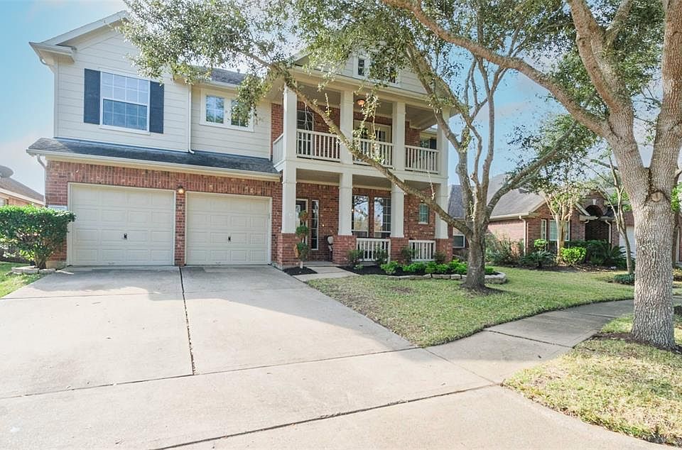 Welcome to this beautiful home located in Sienna Plantation!