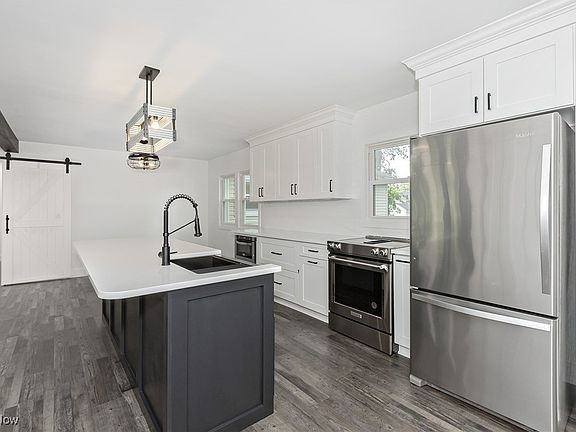 2nd image of 872 Stanwell Dr